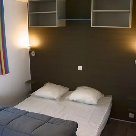 De La - 400 Metres De La אתר קמפינג 4*